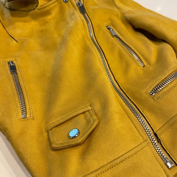 Mustard color jacket that is hip. Designed by Zara Basic Outerwear size small. - Picture 6 of 9